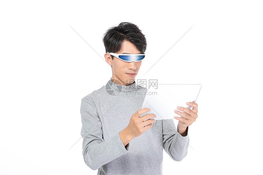 男青年用平板图片