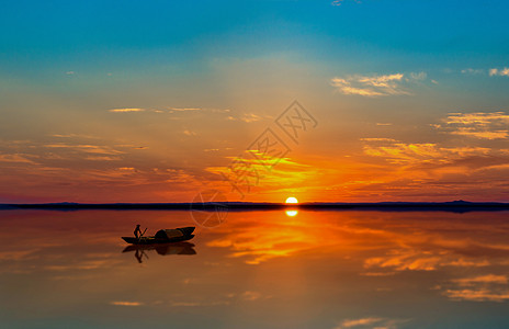 夕阳下的湖泊与小船图片