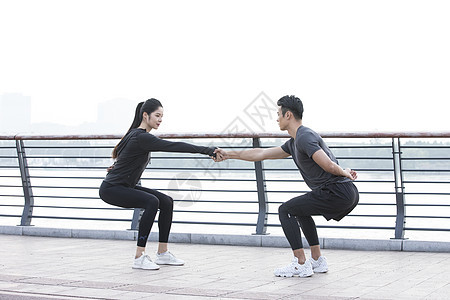 男女青年热身运动背景图片