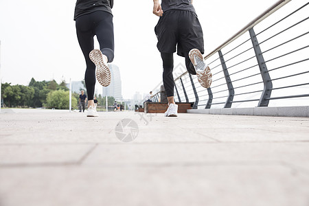 男女青年跑步背影背景图片