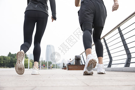 男女青年跑步背影背景图片