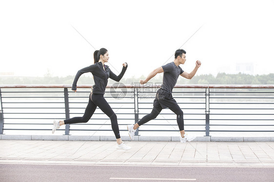 男女青年跑步锻炼健身图片