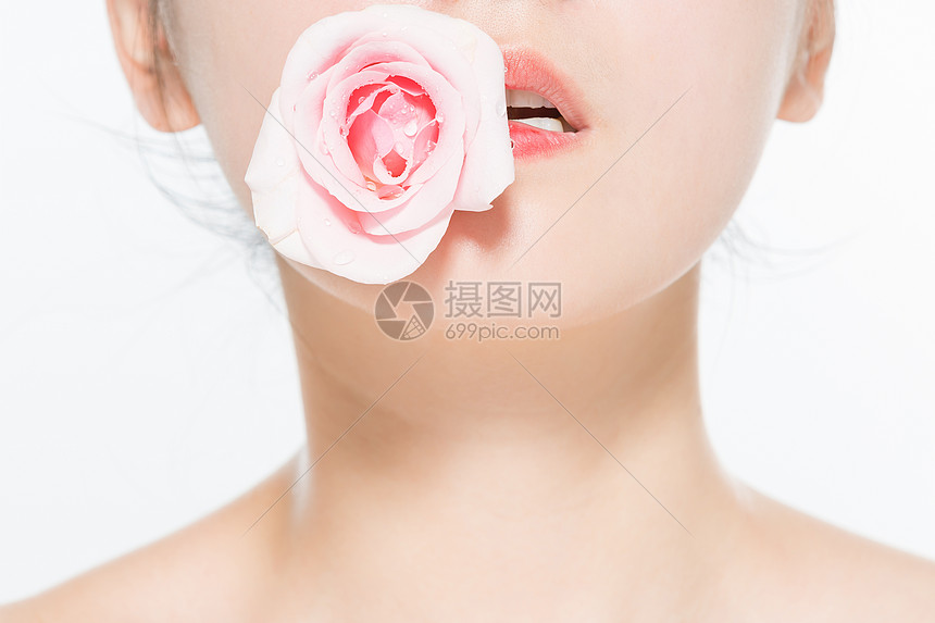 美妆女性与花特写图片