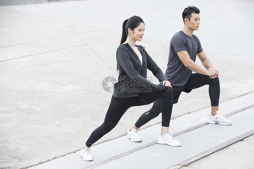 青年男女健身运动图片