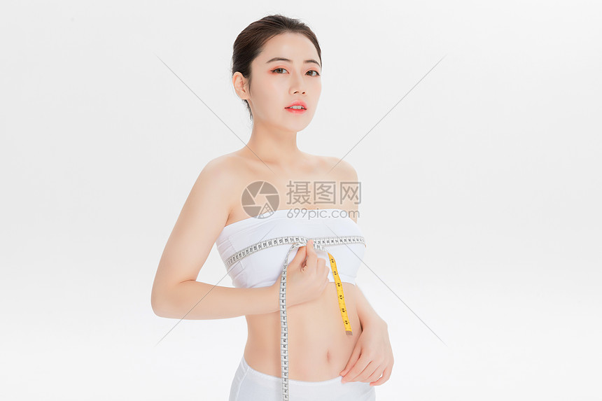 测量胸围的美女图片