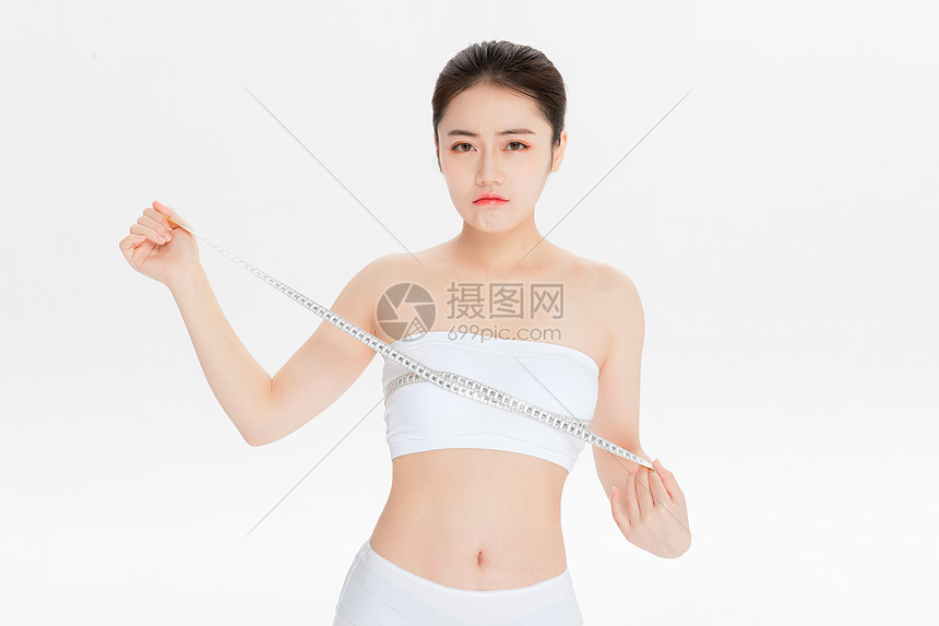 测量胸围的美女图片