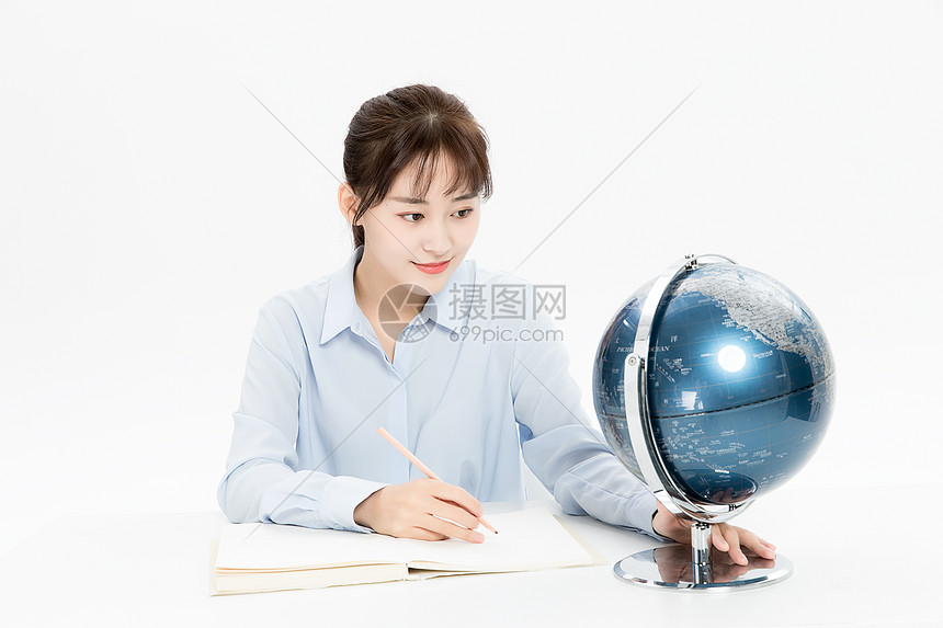 学习地理的女学生图片