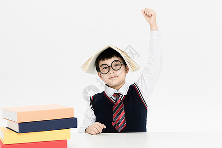 穿校服男生学习的小学生背景