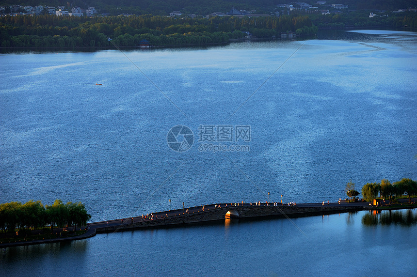 西湖断桥夜景图片