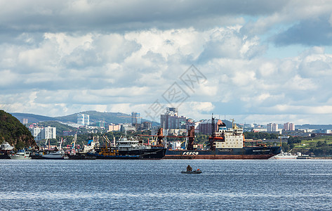 俄罗斯远东海滨城市符拉迪沃斯托克海参崴港口高清图片