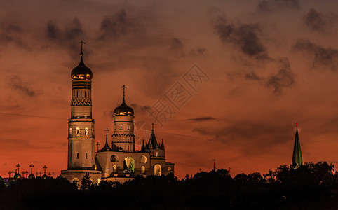 莫斯科夜景日落下的克里姆林宫建筑伊凡大帝钟楼背景