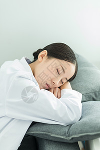 疲惫休息的护士图片
