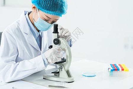 国外科研人员科研人员使用显微镜背景