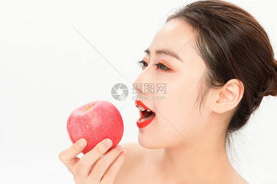 年轻美女吃苹果图片
