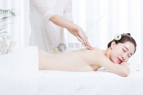 女性养生SPA肩颈按摩图片