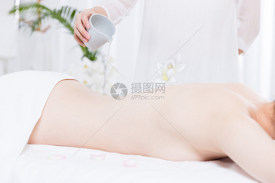 女性养生SPA倒精油特写图片