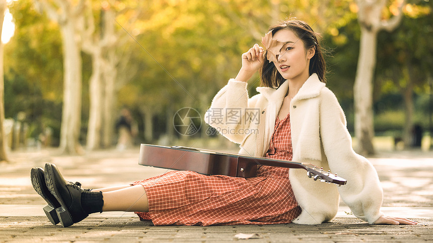 文艺清新美女弹吉他图片