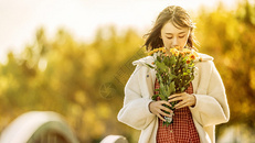 文艺清新美女手持花束图片