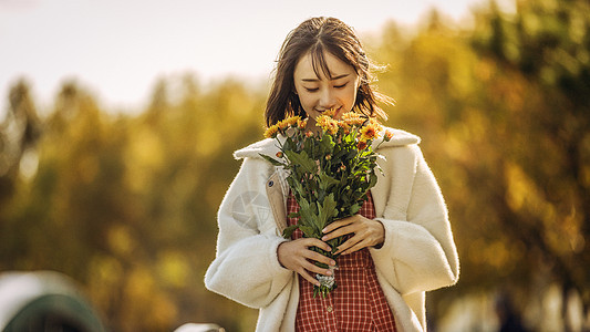 文艺清新美女手持花束图片