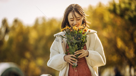 文艺清新美女手持花束图片