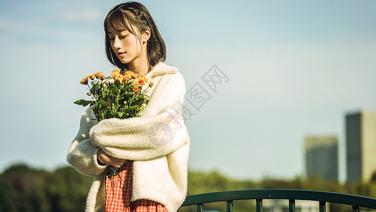 鲜花与美女文艺清新美女手持花束背景