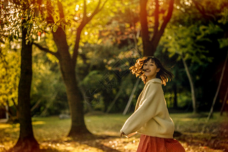 光影人物文艺清新美女在树林背景