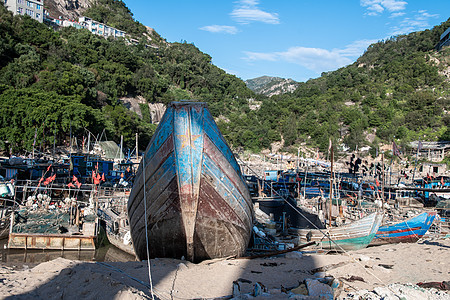 海边渔村的旧木船图片