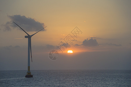 阳光海夕阳下的风能发电机背景