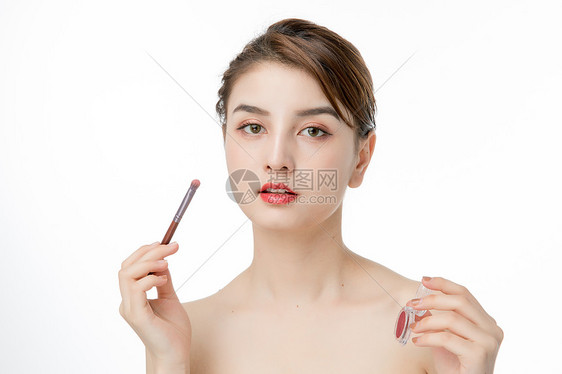 女性化妆眼影图片