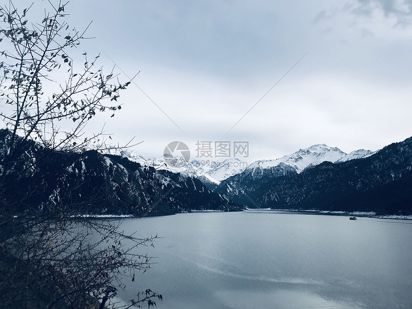 新疆天山天池雪景图片