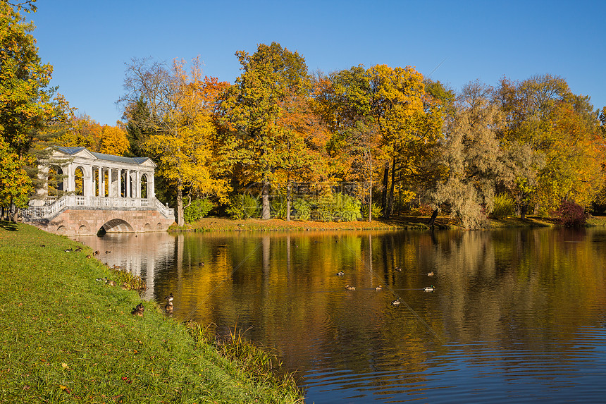 俄罗斯最美皇家园林叶卡捷琳娜宫秋色图片