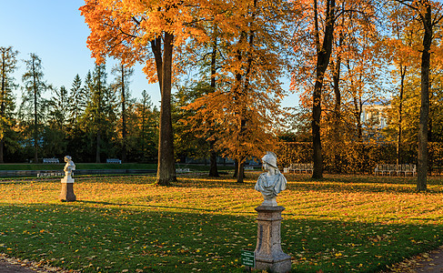 著名旅游景点叶卡捷琳娜宫花园中的雕塑图片