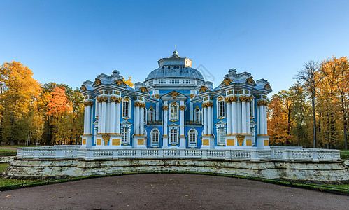 圣彼得堡叶卡捷琳娜宫花园中的艾尔米塔什楼图片
