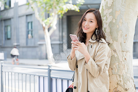 拿手机的美女年轻美女拿手机微笑背景