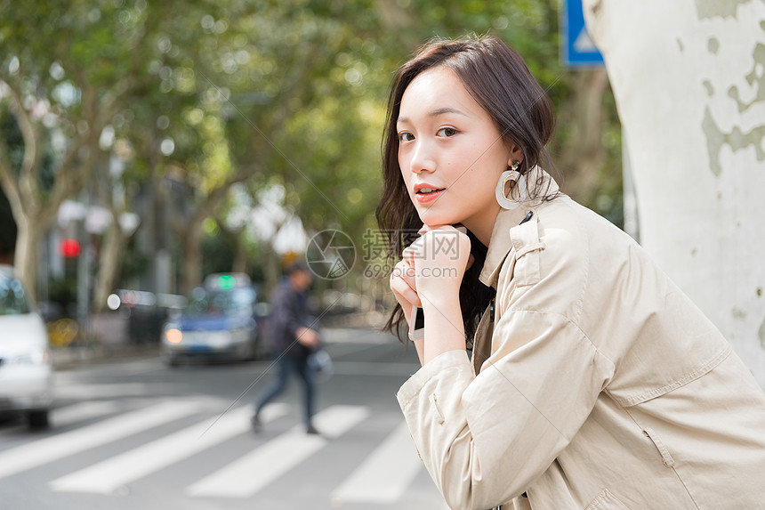 城市旅行的女性图片