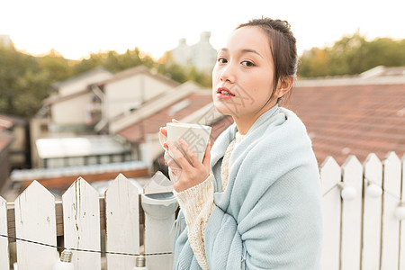 文艺安静女生手捧杯子图片