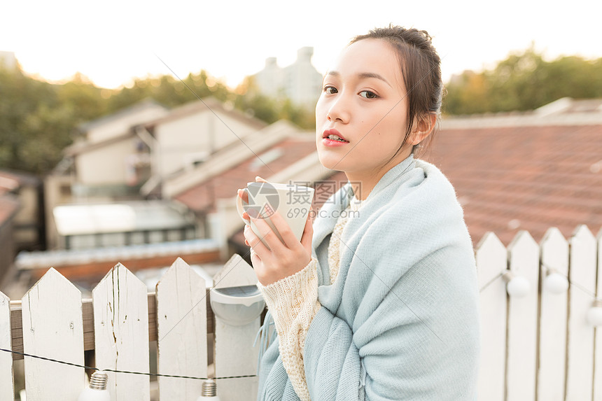 文艺安静女生手捧杯子图片