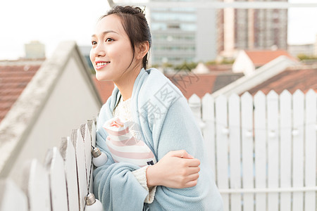 女生抱暖手袋特写背景图片