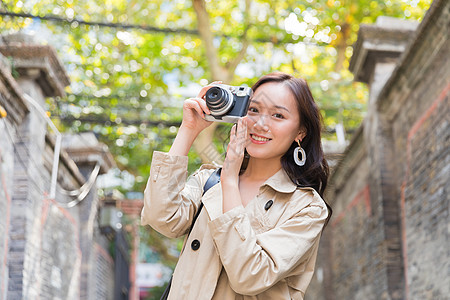 旅行拍照的女孩图片