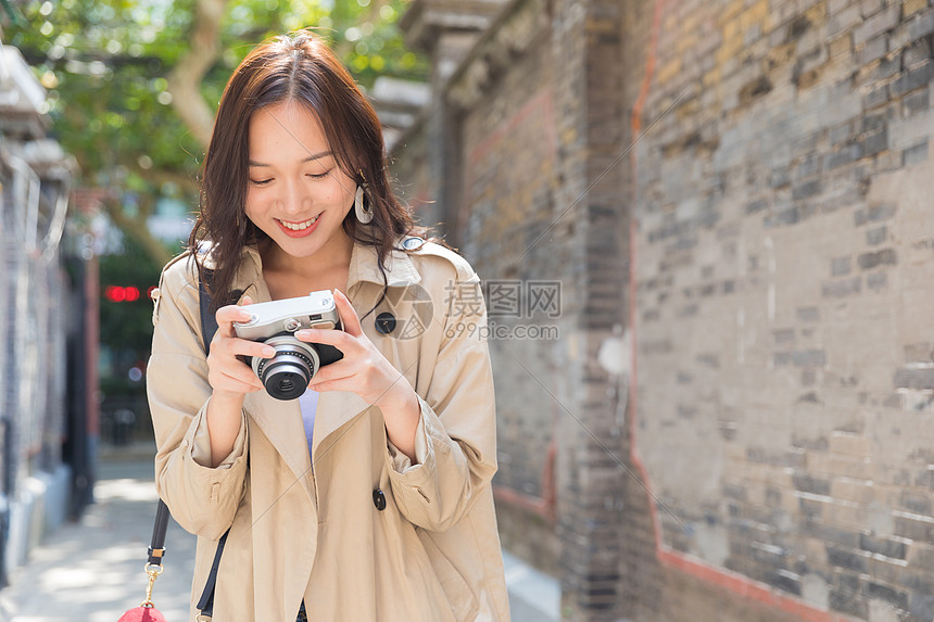 旅行拍照的女孩图片