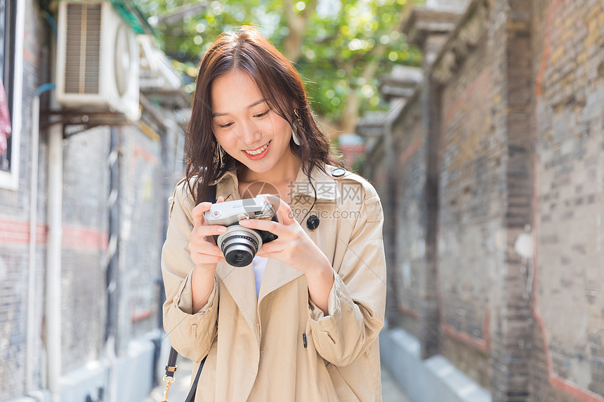 旅行拍照的女孩图片