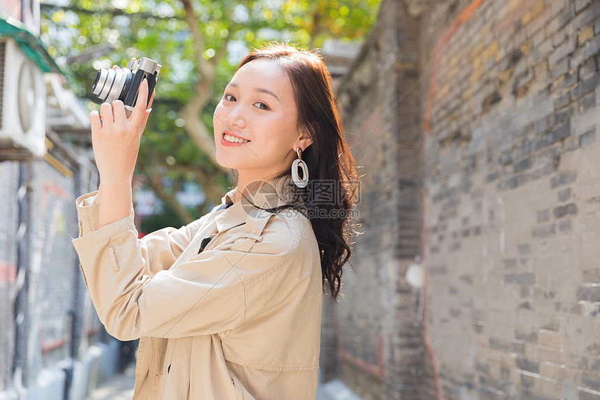 旅行拍照的女孩图片