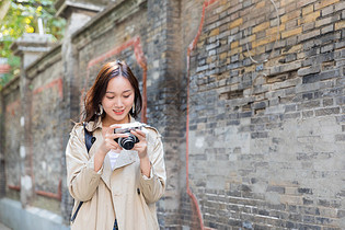 旅行拍照的美女图片