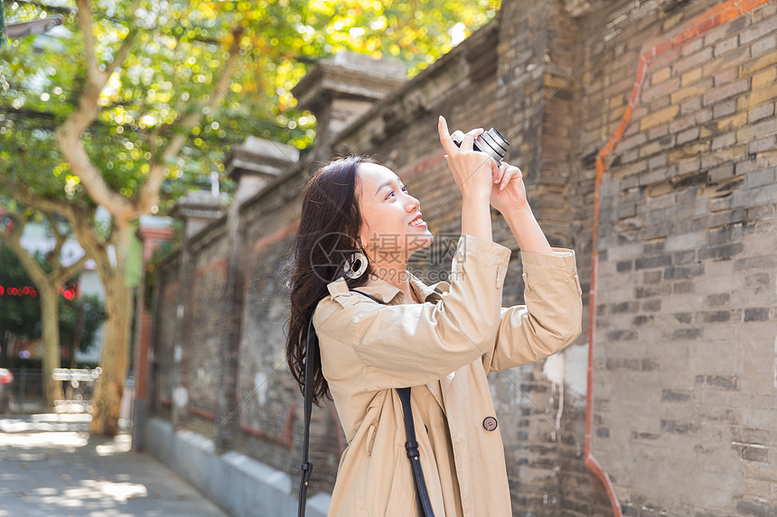 旅行拍照的美女图片