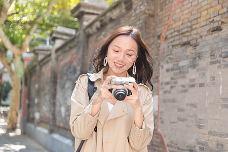 旅行拍照的美女背景图片