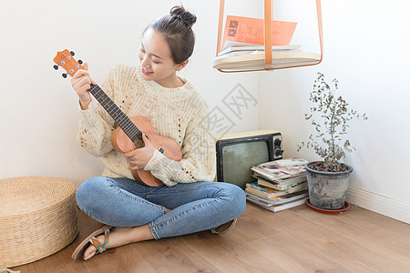 弹尤克里里的文艺女生图片