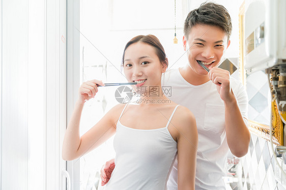 情侣洗漱刷牙图片