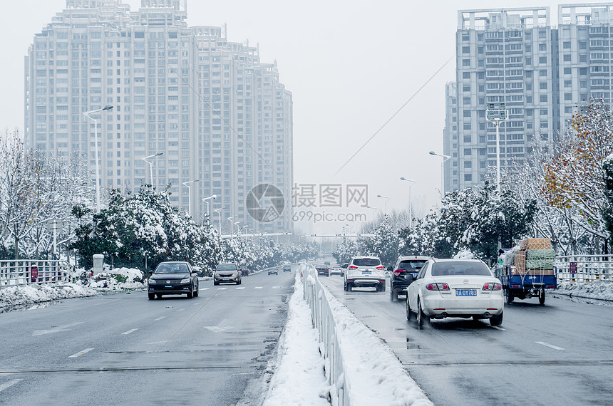 大雪后的交通道路图片