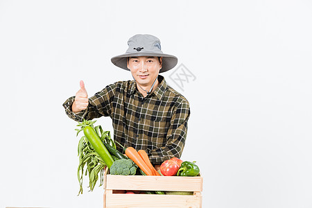 农民新鲜蔬菜展示举大拇指图片