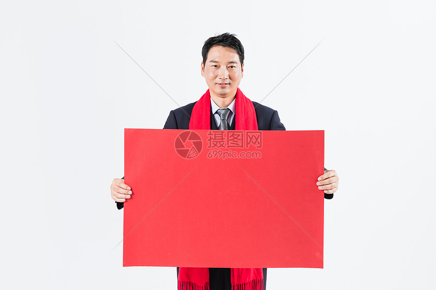 新春商务男性手拿红纸图片